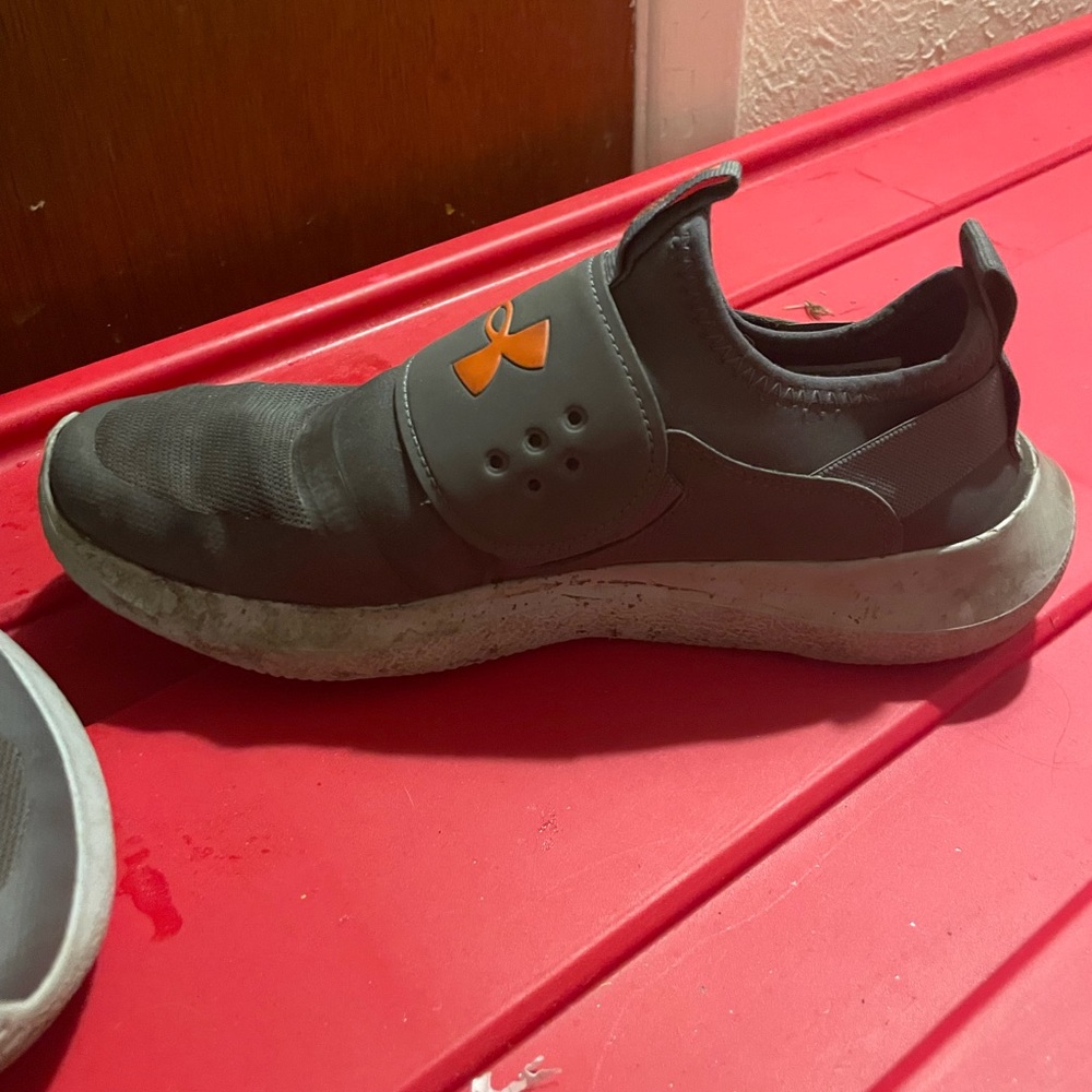 Mens under Armour shoes . Size 10 1/2 .